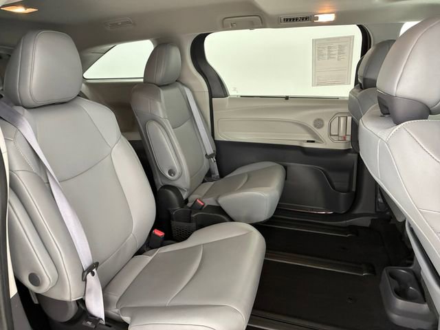 Used 2022 Toyota Sienna XLE FWD image 16