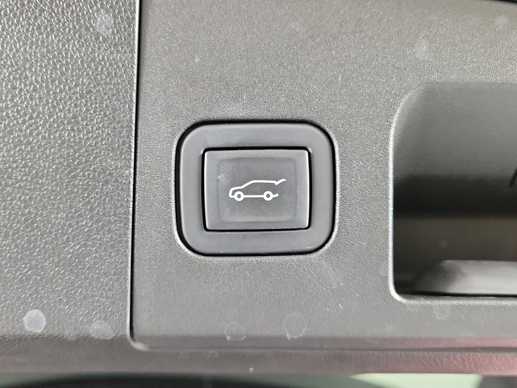Used 2023 Cadillac XT4 Luxury w/ Driver Awareness Package FWD image 9