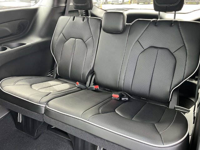 New 2027 Chrysler Pacifica Limited AWD/4WD image 14