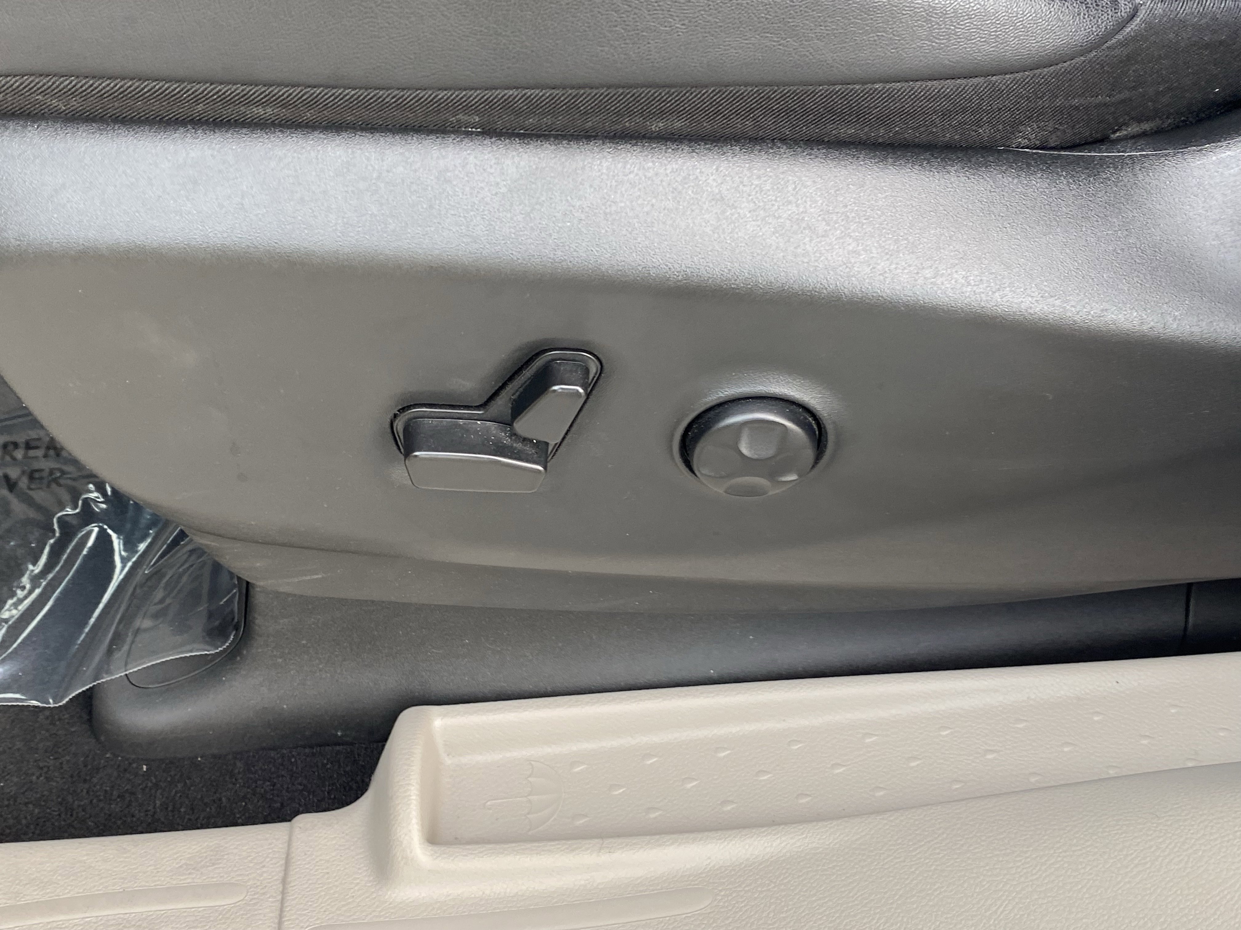 Used 2024 Chrysler Pacifica Select image 17