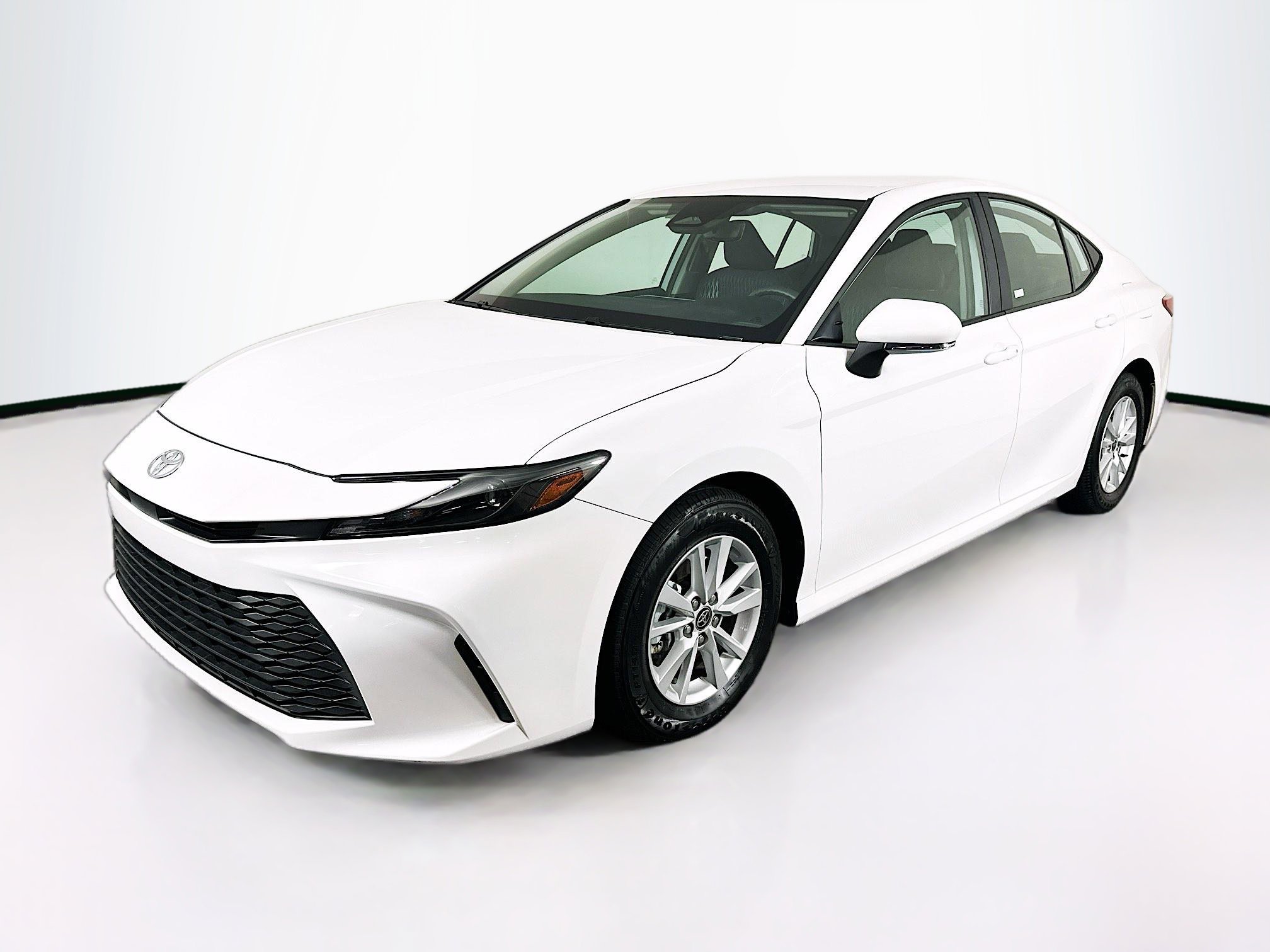 Used 2025 Toyota Camry LE image 3