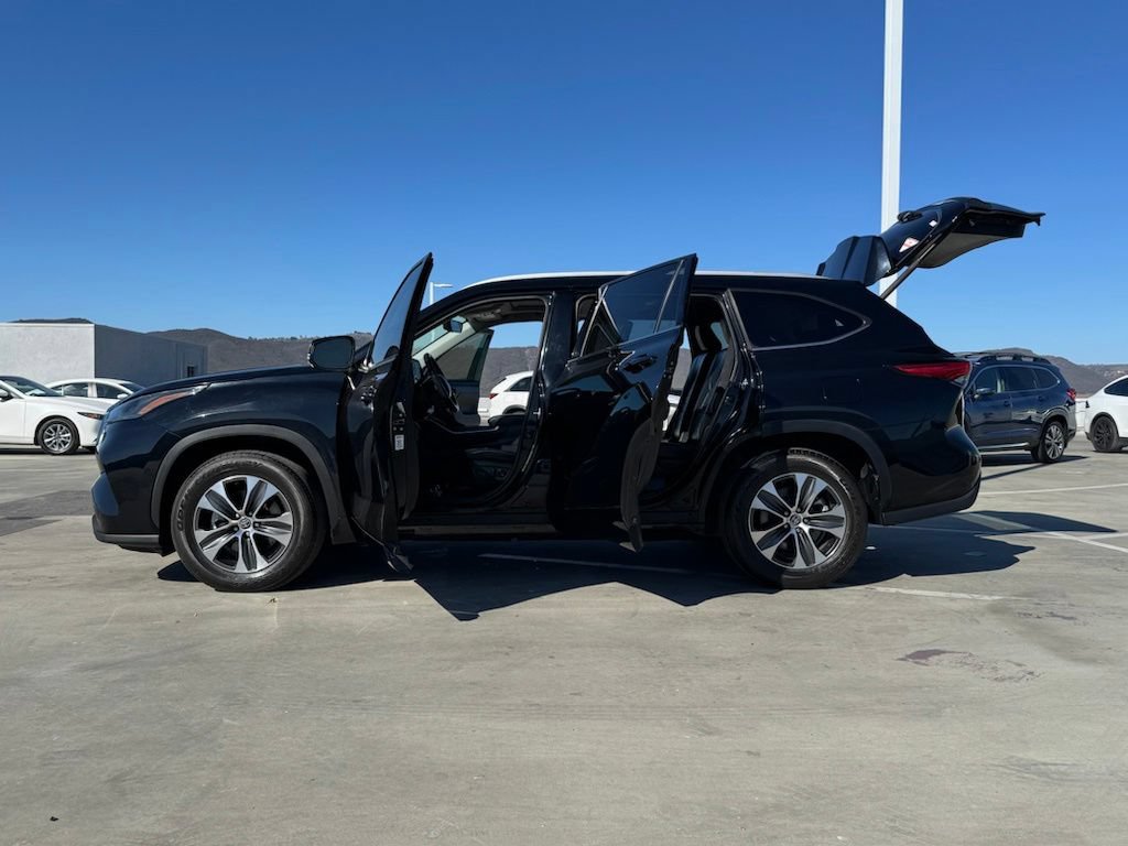 Used 2022 Toyota Highlander XLE FWD image 29