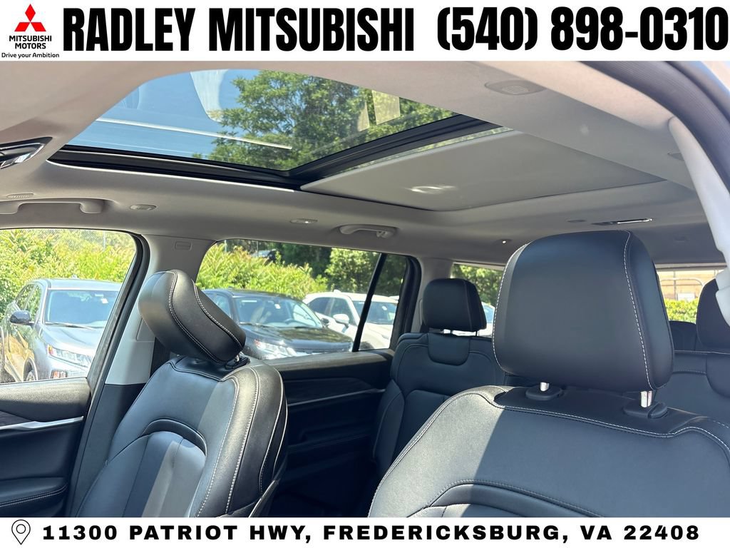 Used 2023 Jeep Grand Cherokee L Limited w/ Black Appearance Package AWD/4WD image 4