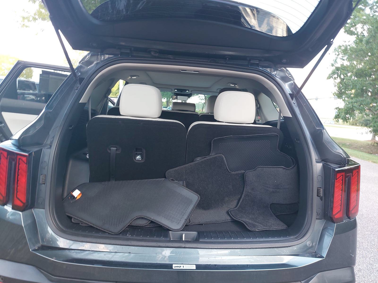 Used 2024 Kia Sorento S w/ Panoramic Sunroof Package FWD image 12