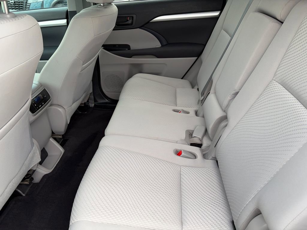 Used 2019 Toyota Highlander LE FWD image 26