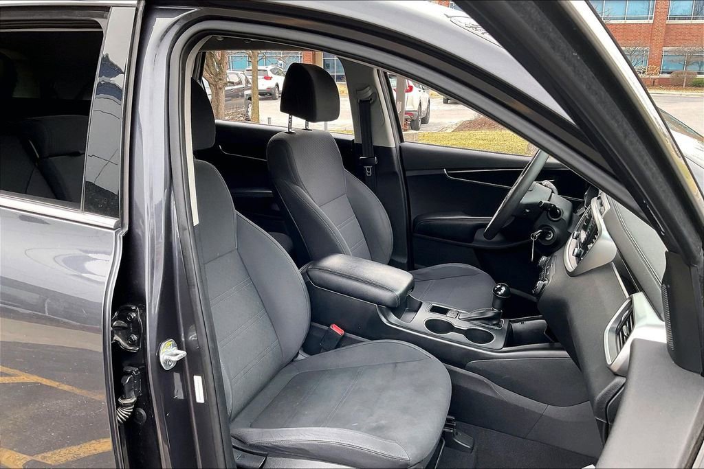 Used 2017 Kia Sorento LX image 7