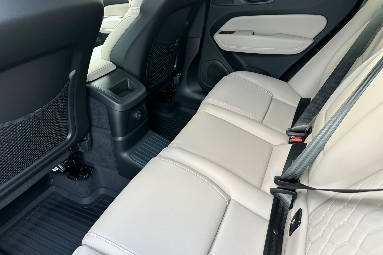 New 2026 Volvo XC60 T8 Plus w/ Climate Package PRO AWD/4WD image 12