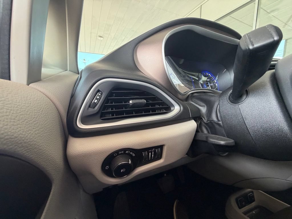 Used 2018 Chrysler Pacifica Touring Plus FWD image 32