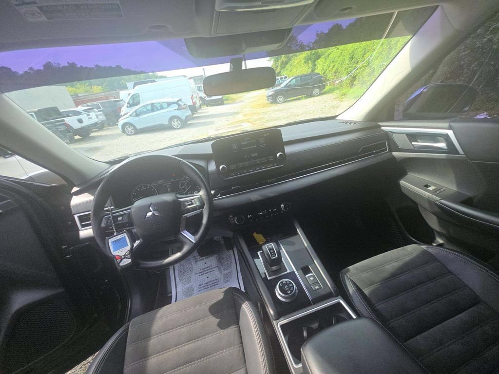 Used 2023 Mitsubishi Outlander SE AWD/4WD image 6
