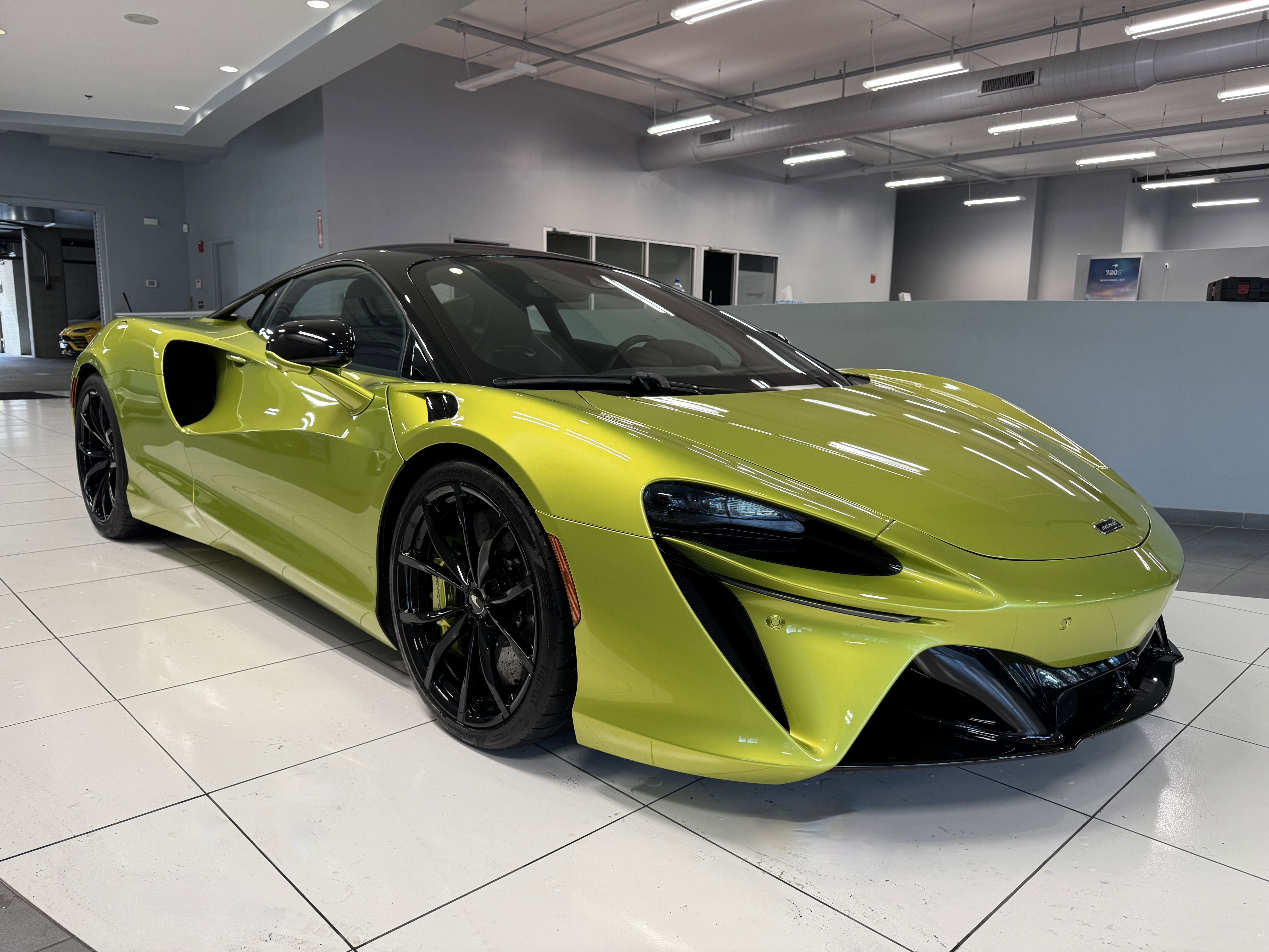 Used 2023 McLaren Artura image 7