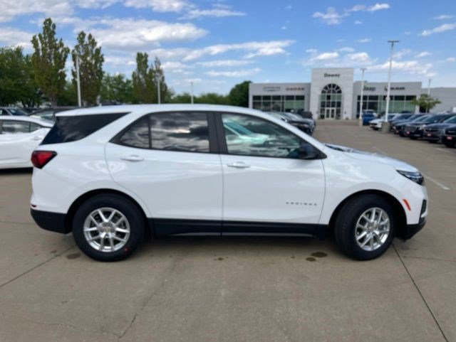 Used 2022 Chevrolet Equinox LS w/ LS Convenience Package FWD image 3