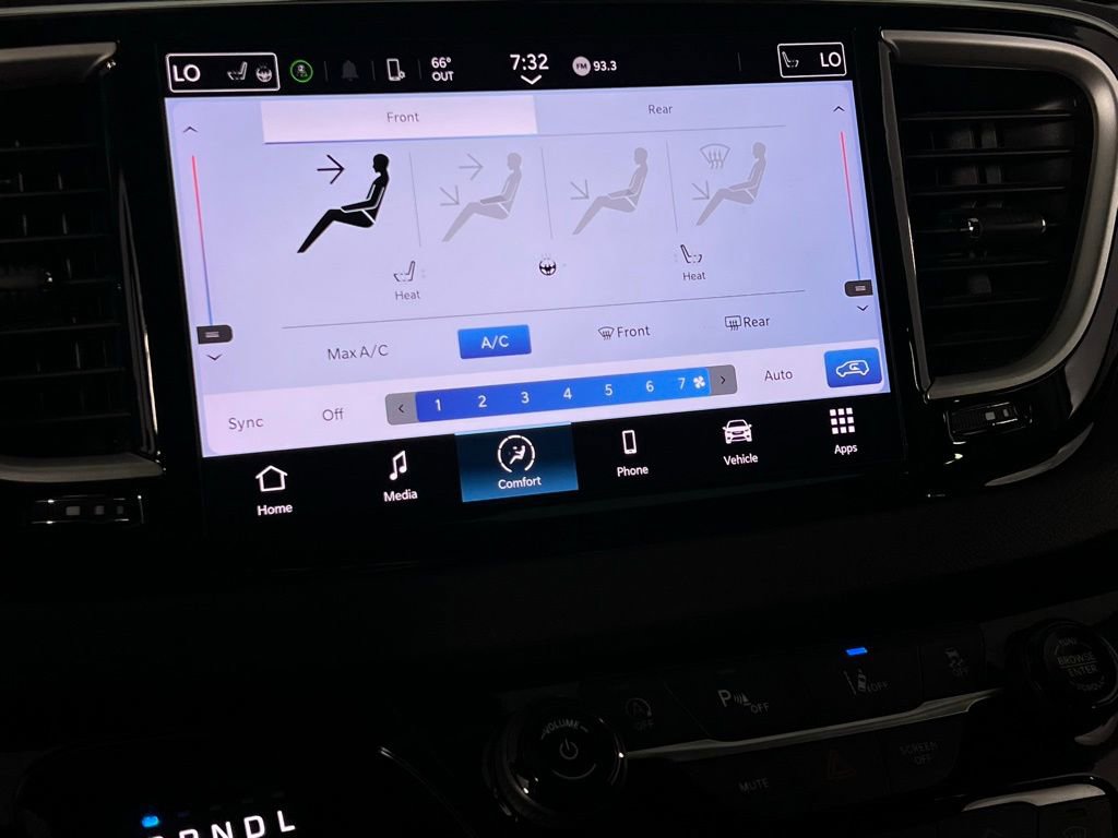 Used 2024 Chrysler Pacifica Touring-L image 21