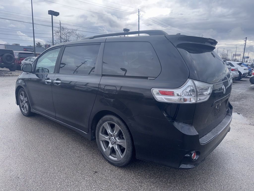 Used 2019 Toyota Sienna SE image 3