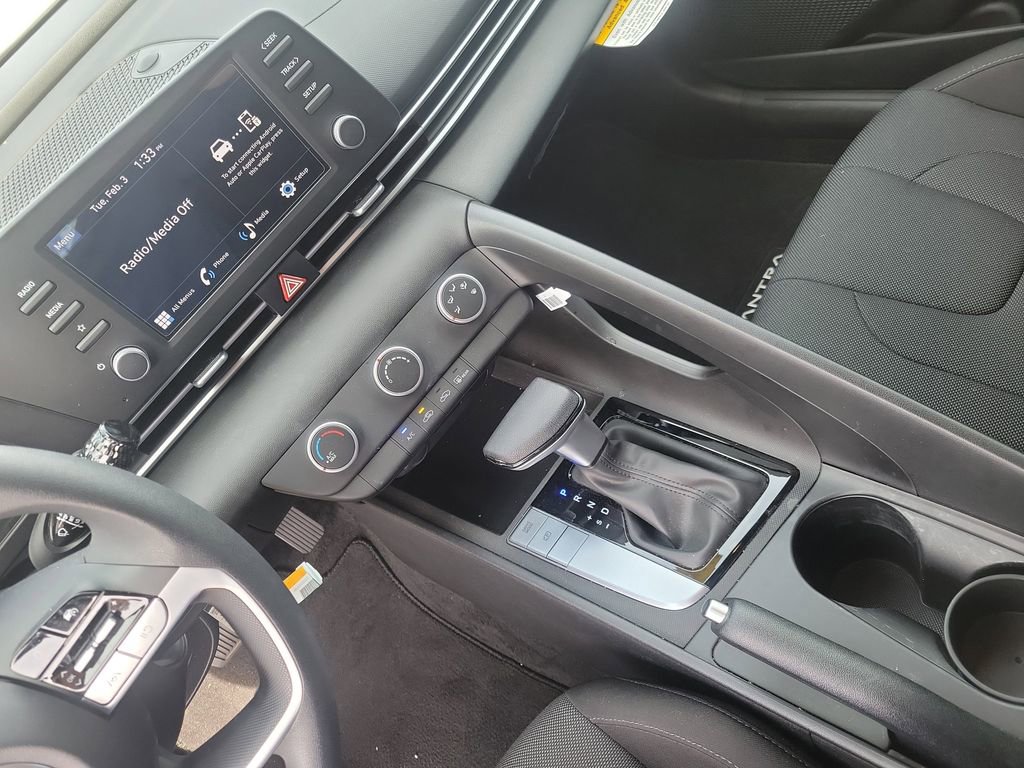 Certified 2025 Hyundai Elantra SE image 32
