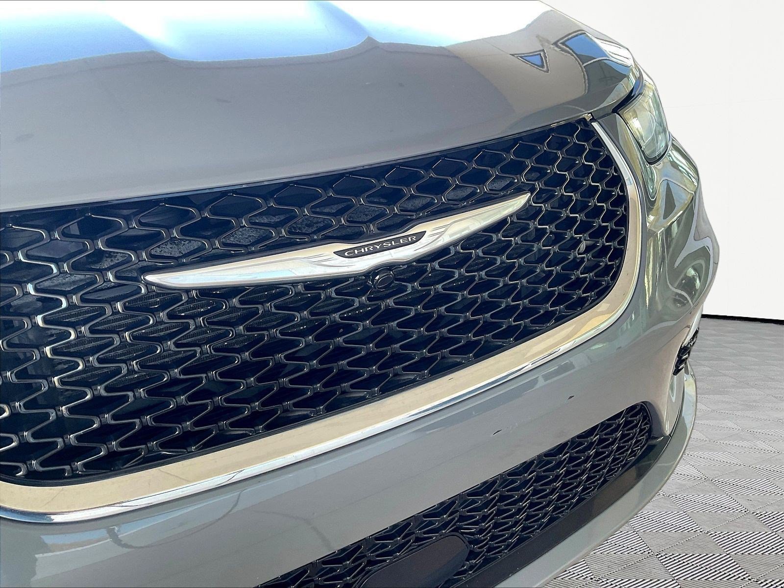 Used 2023 Chrysler Pacifica Touring-L FWD image 31