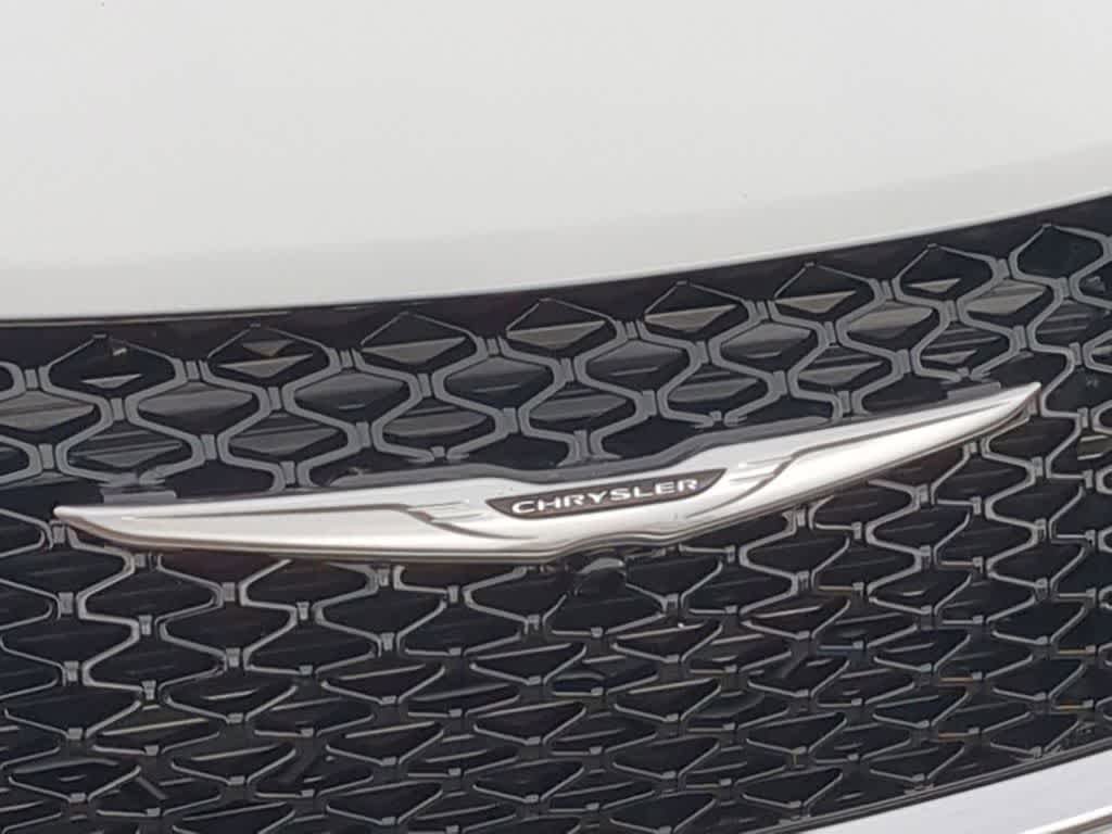 Used 2024 Chrysler Pacifica Touring-L FWD image 11