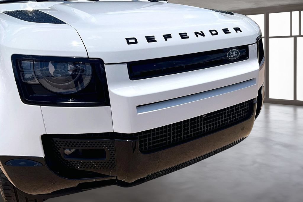 Certified 2025 Land Rover Defender 130 X-Dynamic SE AWD/4WD image 29