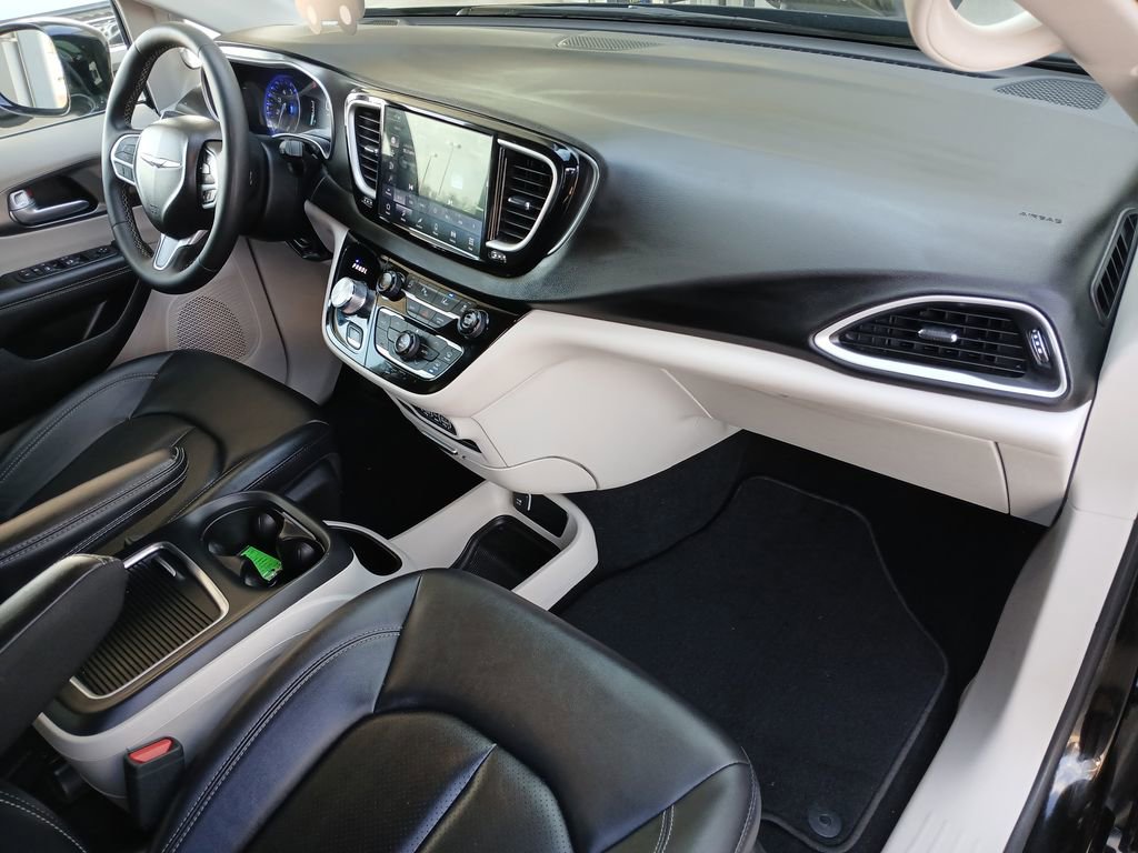 Used 2024 Chrysler Pacifica Touring-L image 30
