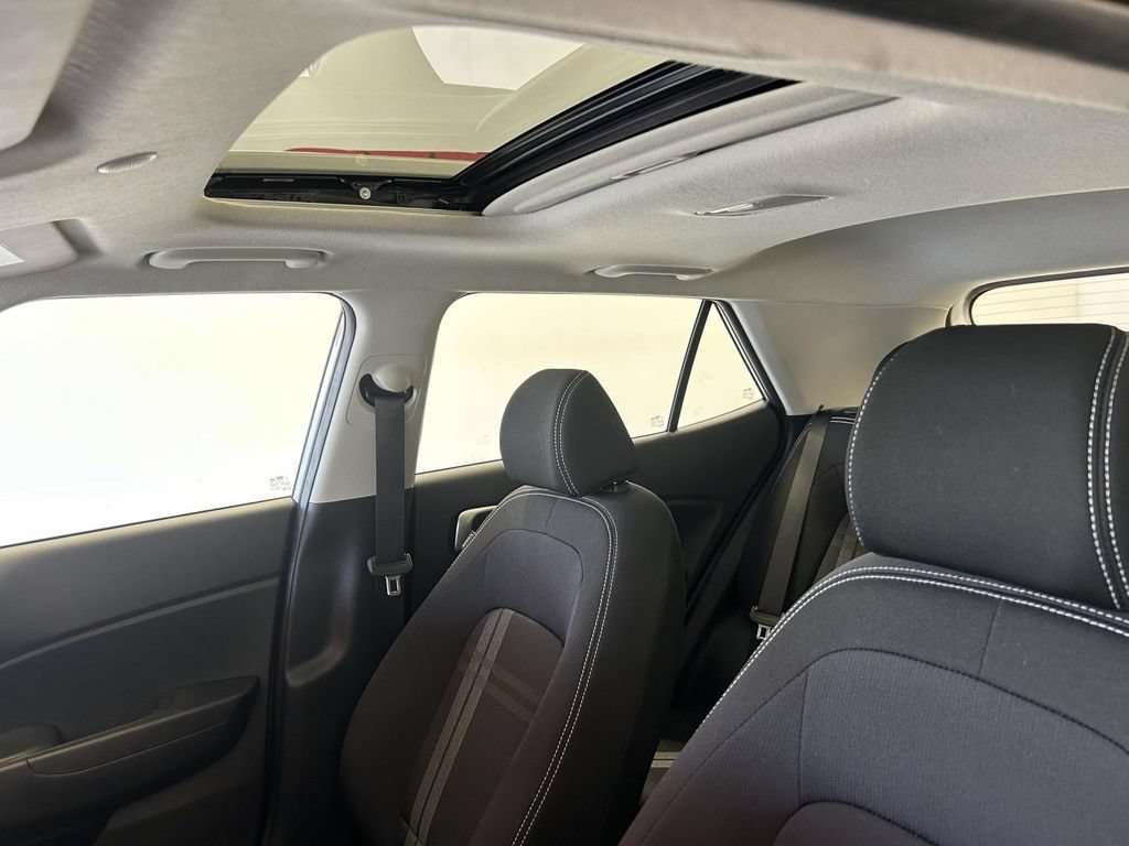 Used 2025 Hyundai Venue SEL FWD image 13