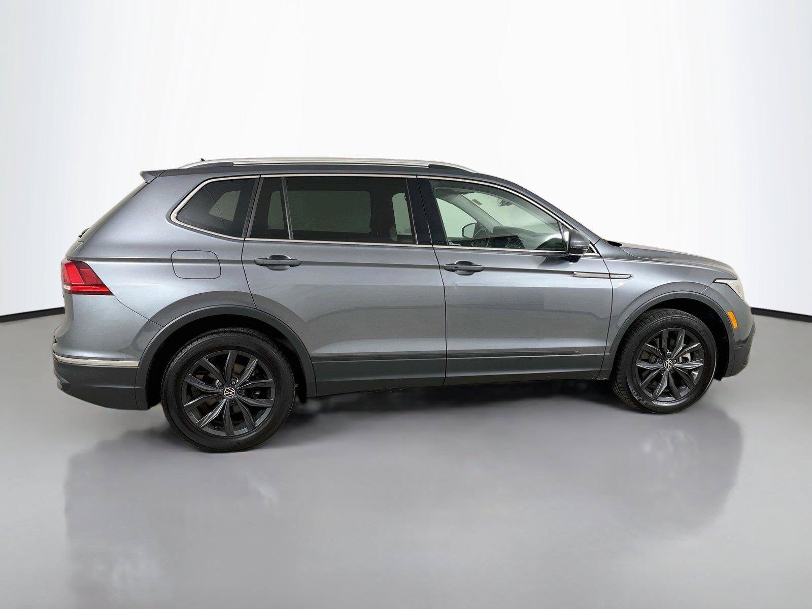 Used 2024 Volkswagen Tiguan SE AWD/4WD image 17
