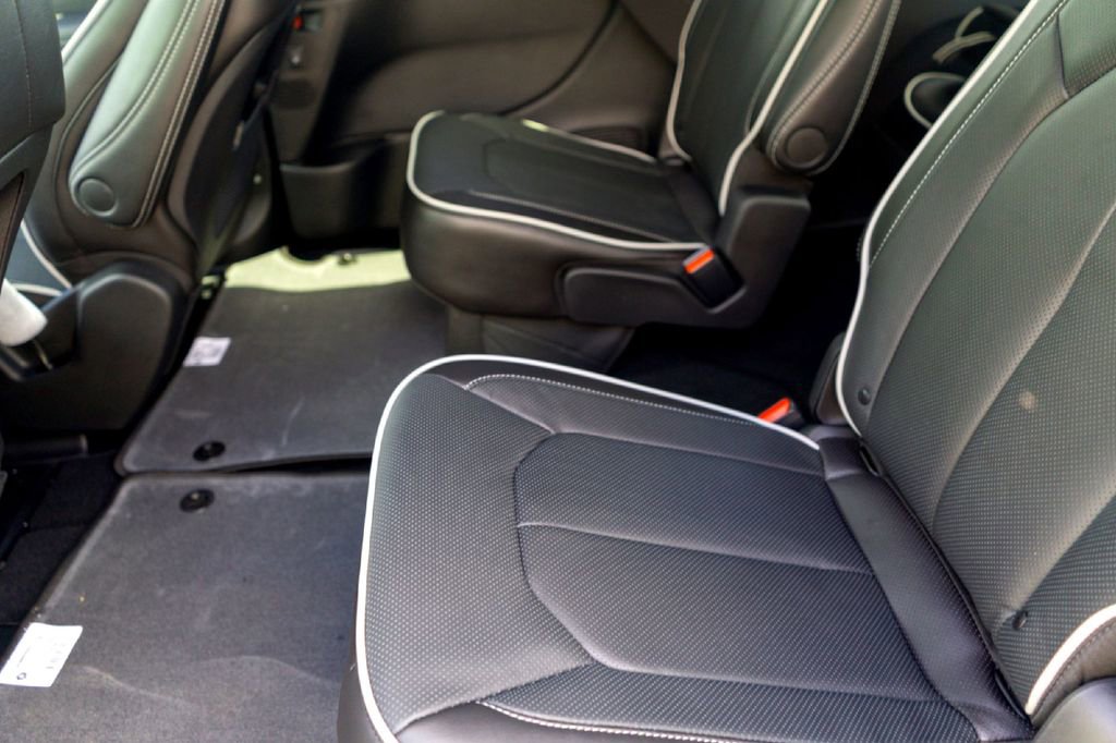 New 2026 Chrysler Pacifica Limited FWD image 23