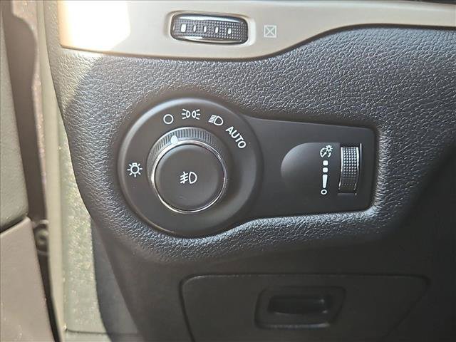 Used 2018 Jeep Cherokee Latitude w/ Altitude Package AWD/4WD image 16
