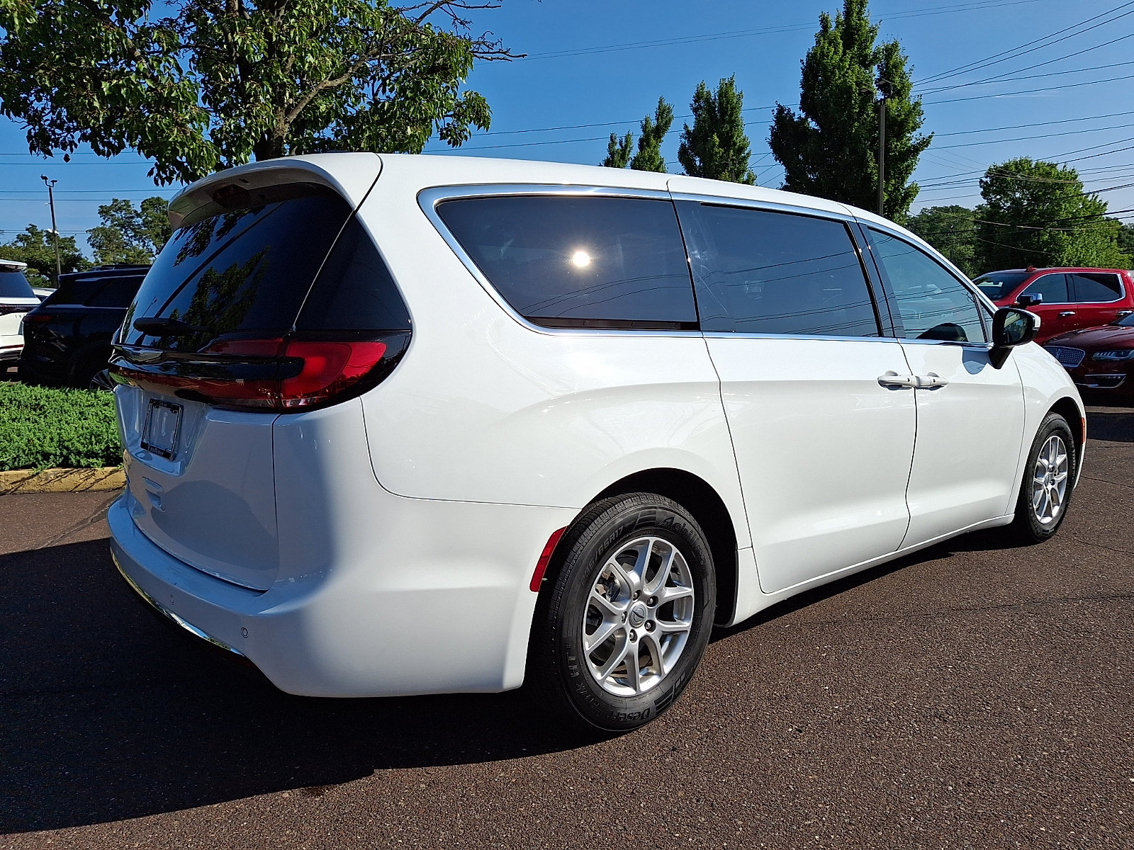 Used 2023 Chrysler Pacifica Touring-L FWD image 6