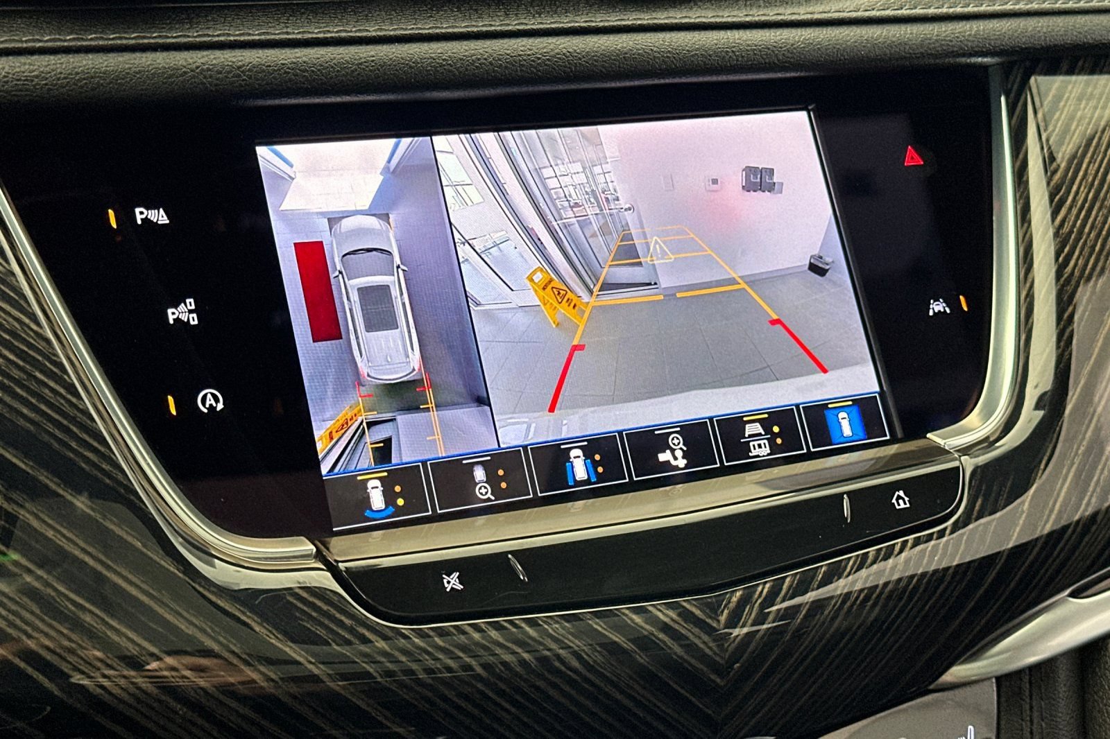 Used 2024 Cadillac XT6 Premium Luxury w/ Technology Package FWD image 28