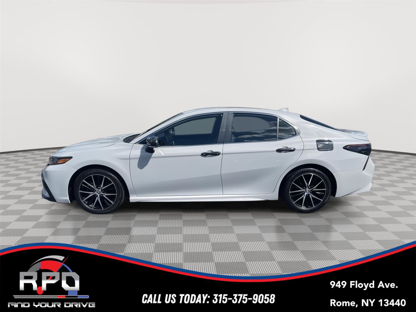 Used 2023 Toyota Camry SE image 2
