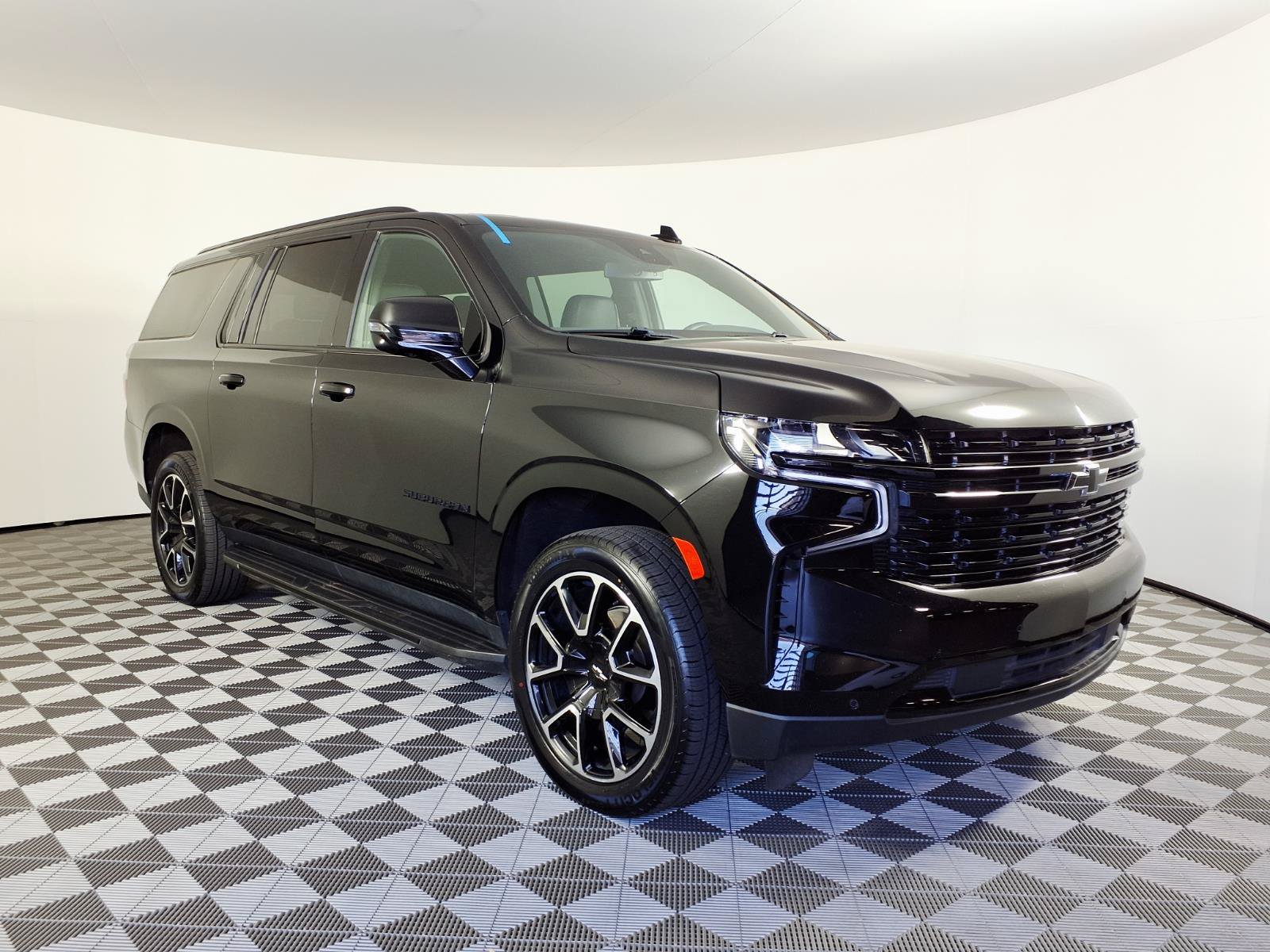 Used 2023 Chevrolet Suburban RST w/ Luxury Package AWD/4WD image 3