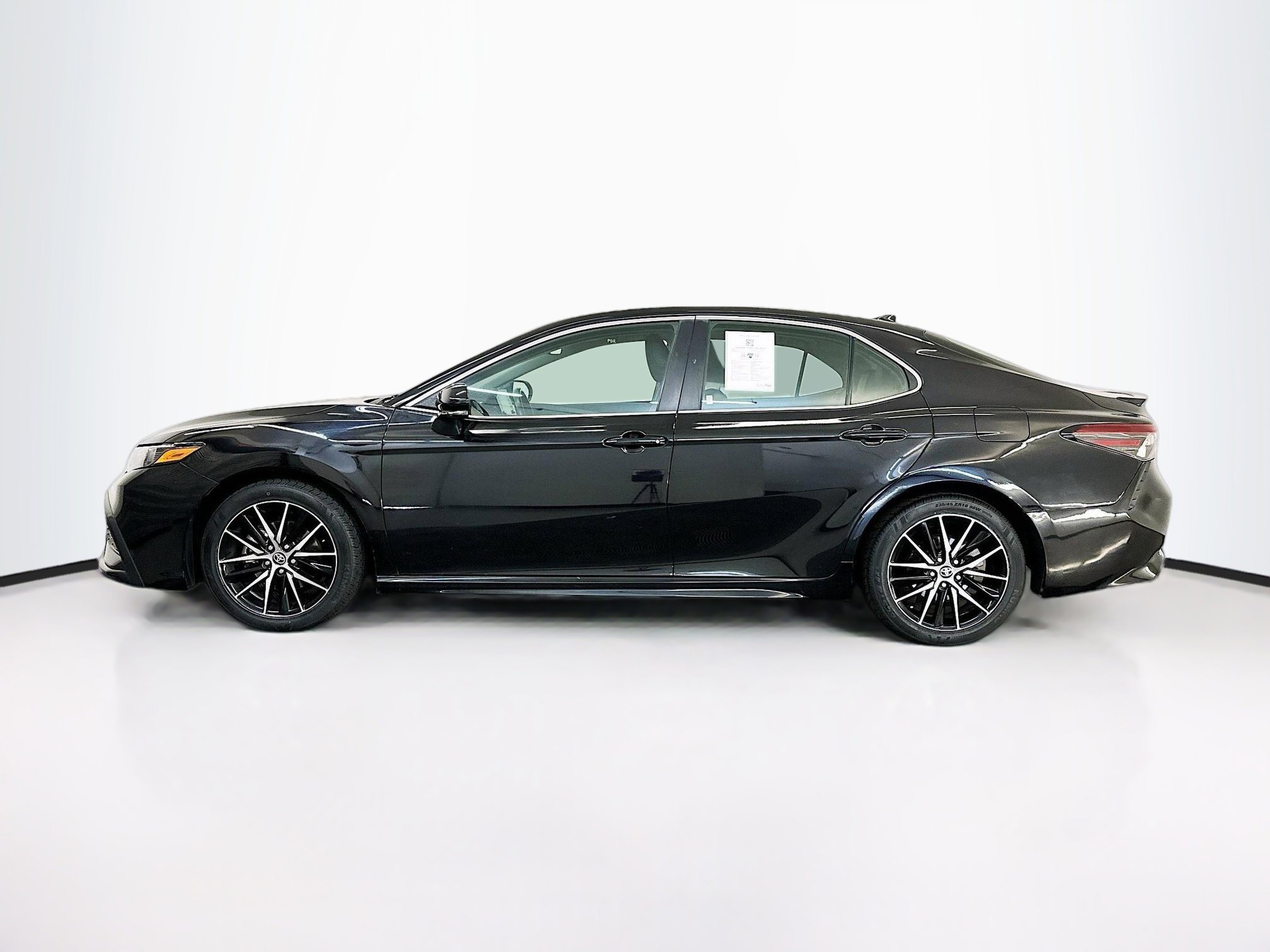 Used 2024 Toyota Camry SE image 4