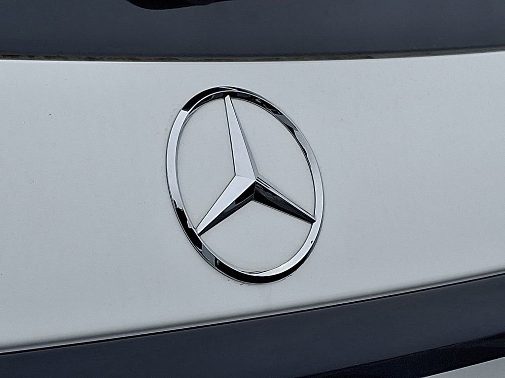 Used 2025 Mercedes-Benz GLC 300 4MATIC image 9