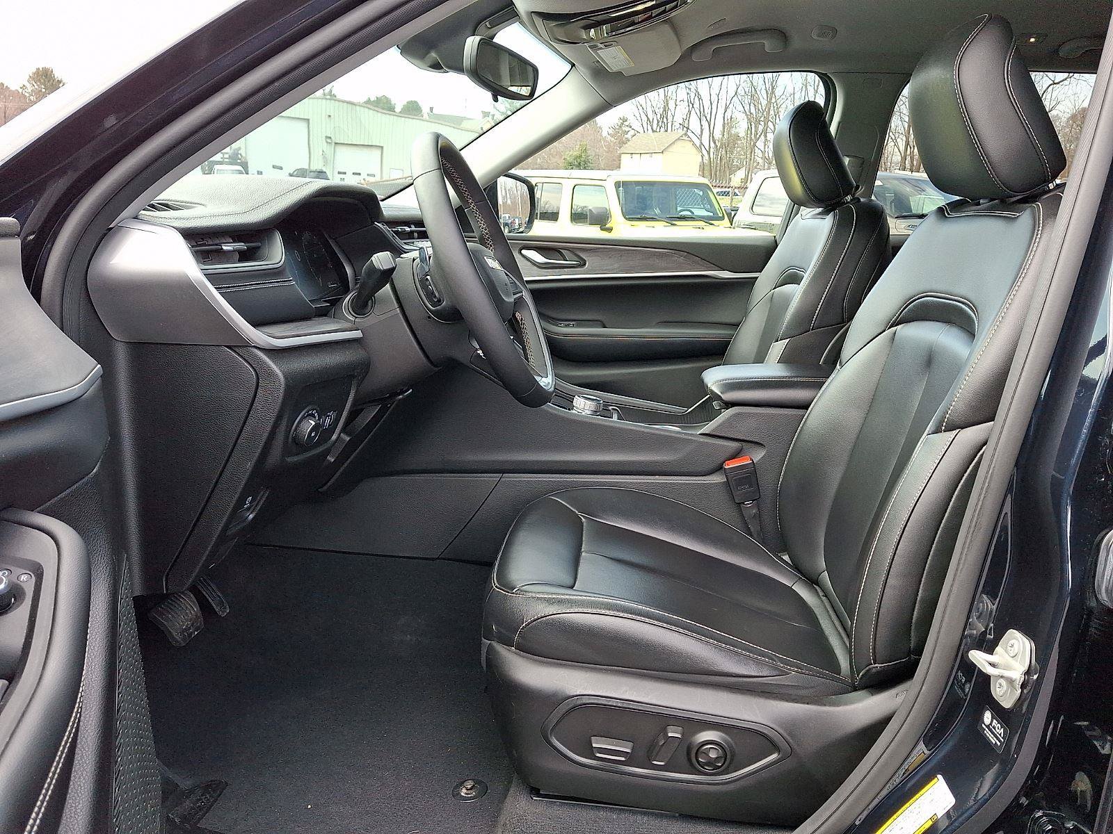Used 2023 Jeep Grand Cherokee Limited AWD/4WD image 15