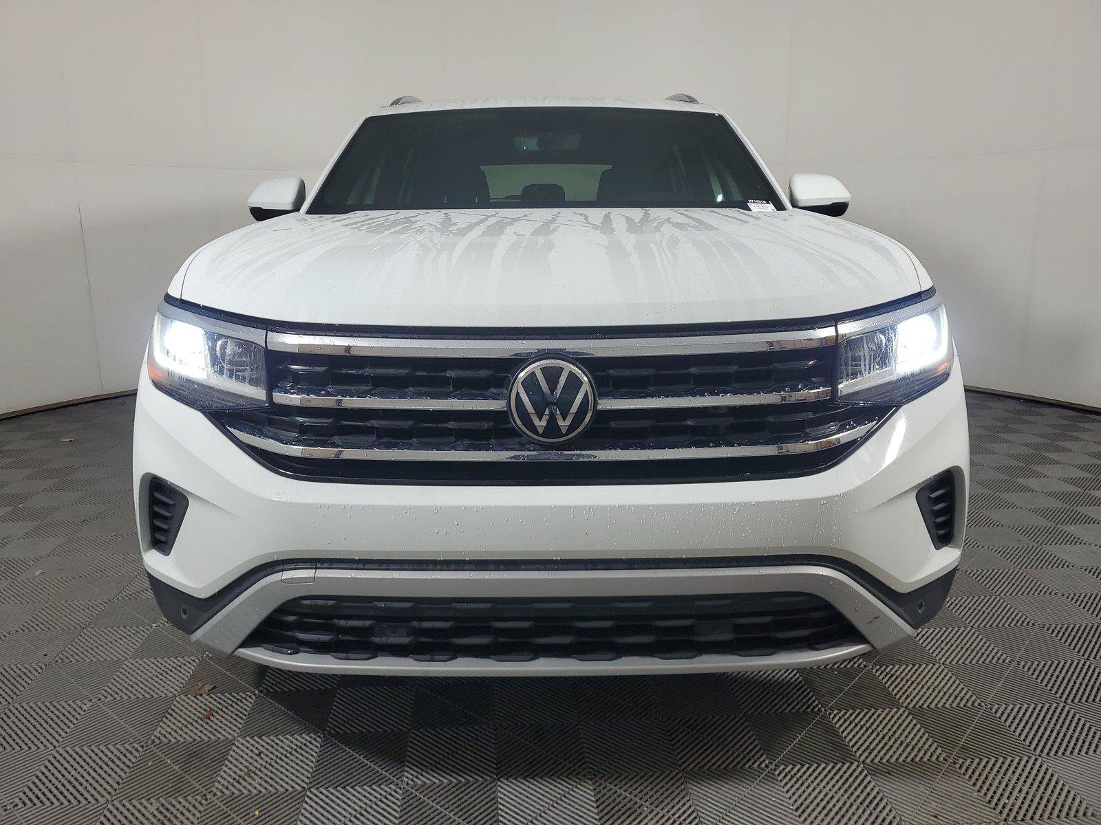Used 2023 Volkswagen Atlas Cross Sport SE w/ Panoramic Sunroof Package FWD image 2