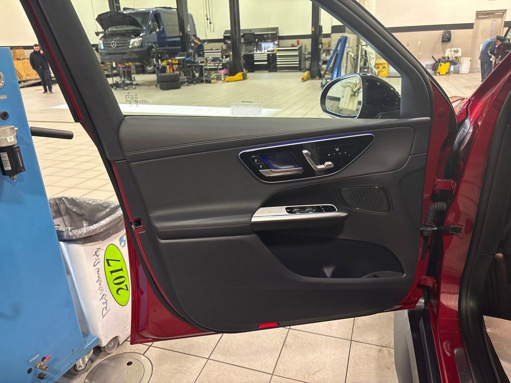 Used 2025 Mercedes-Benz GLC 350e 4MATIC image 10