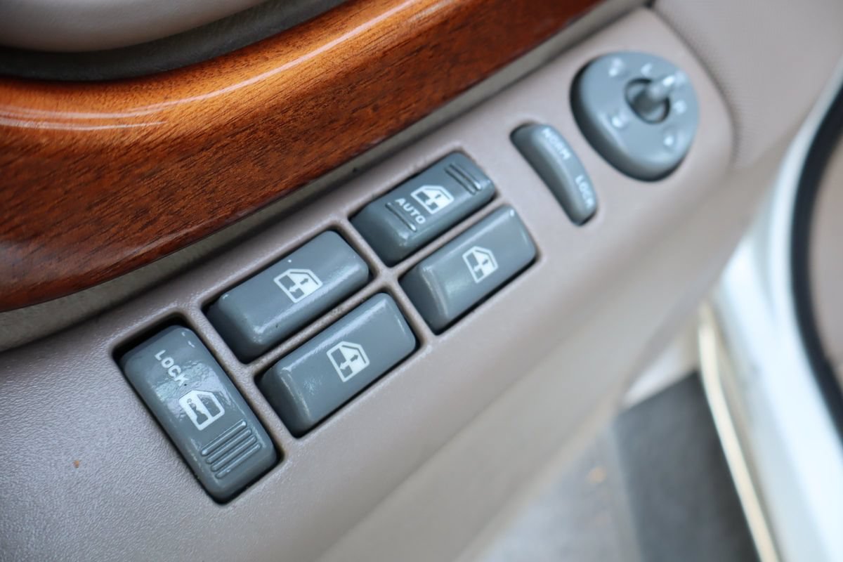 Used 1999 GMC Suburban 4WD w/ Convenience Group image 28