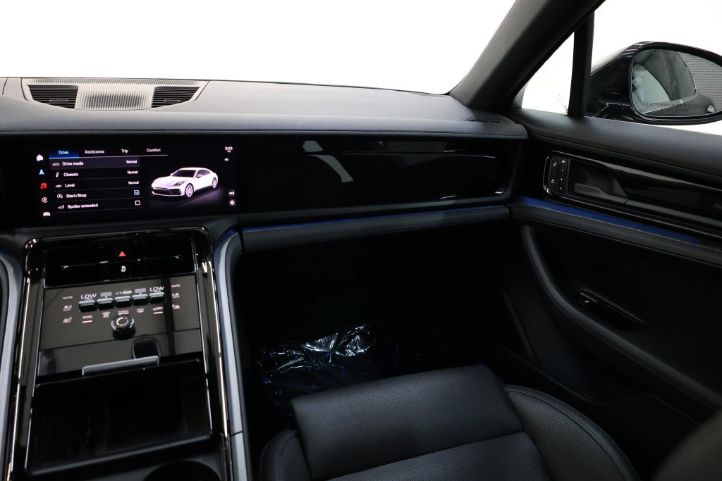 Used 2025 Porsche Panamera image 81
