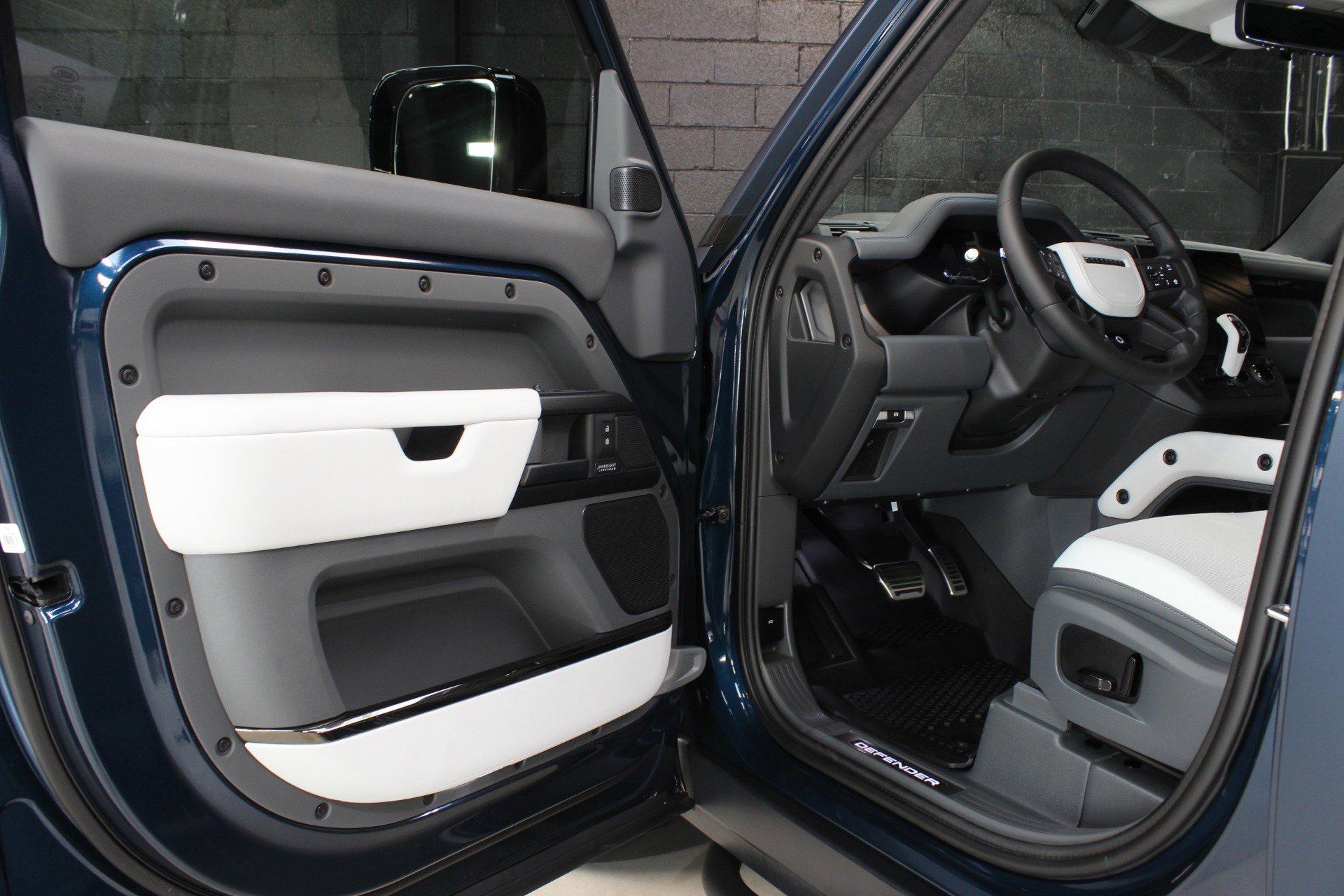 Used 2026 Land Rover Defender 110 OCTA image 34