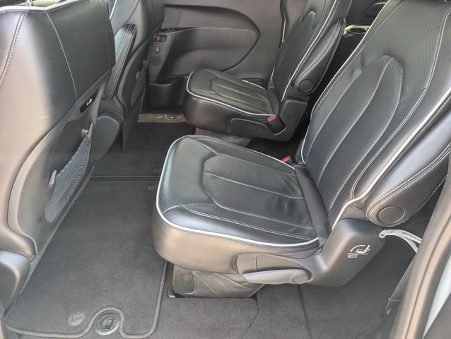 Used 2025 Chrysler Pacifica Limited FWD image 30