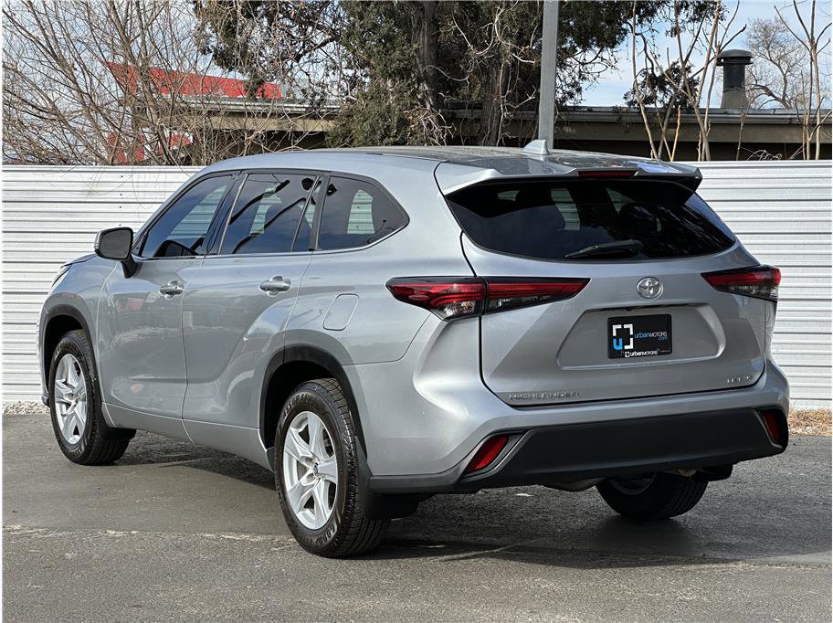 Used 2020 Toyota Highlander LE image 3