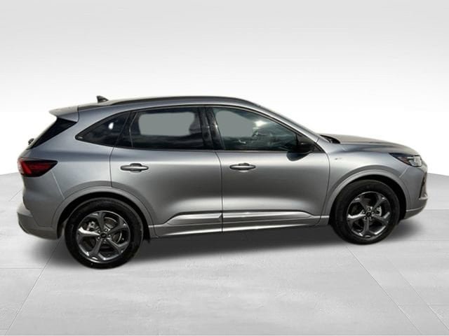 Used 2024 Ford Escape ST-Line w/ Cold Weather Package FWD image 4