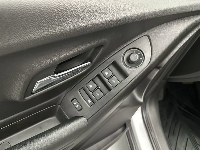 Used 2018 Chevrolet Trax LT w/ LT Convenience Package FWD image 18