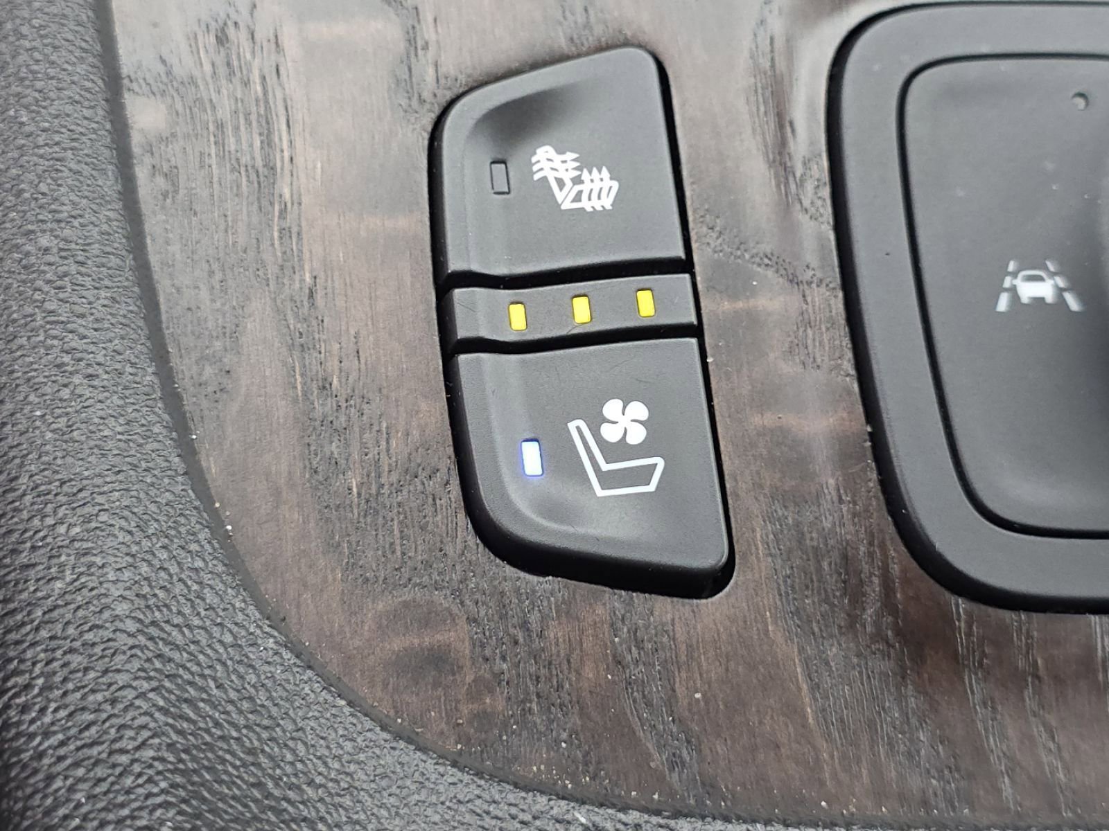 Used 2022 GMC Acadia Denali w/ Black Diamond Edition image 5