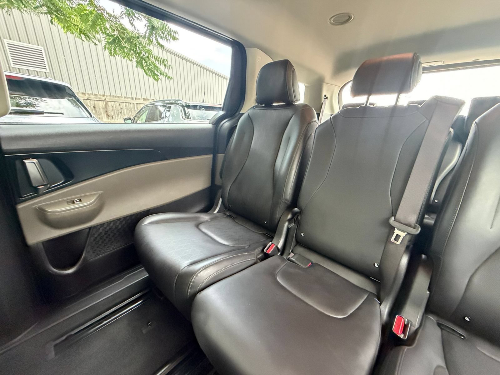Used 2026 Kia Carnival FWD image 36