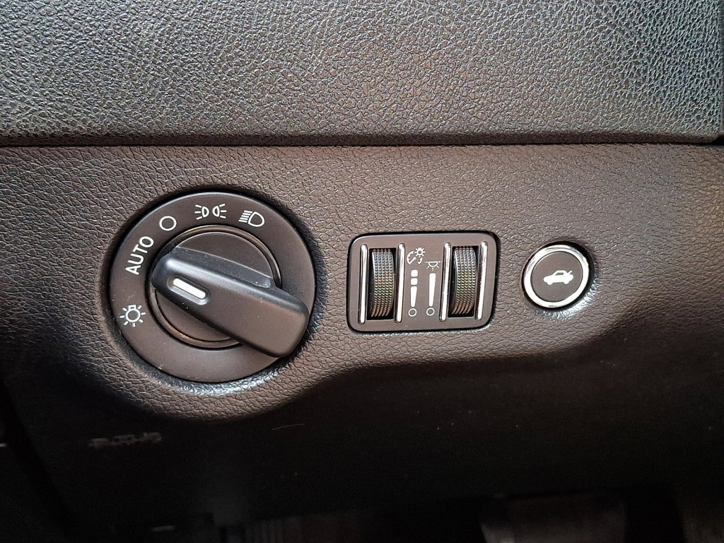 Used 2016 Dodge Charger SE w/ Popular Equipment Group image 29