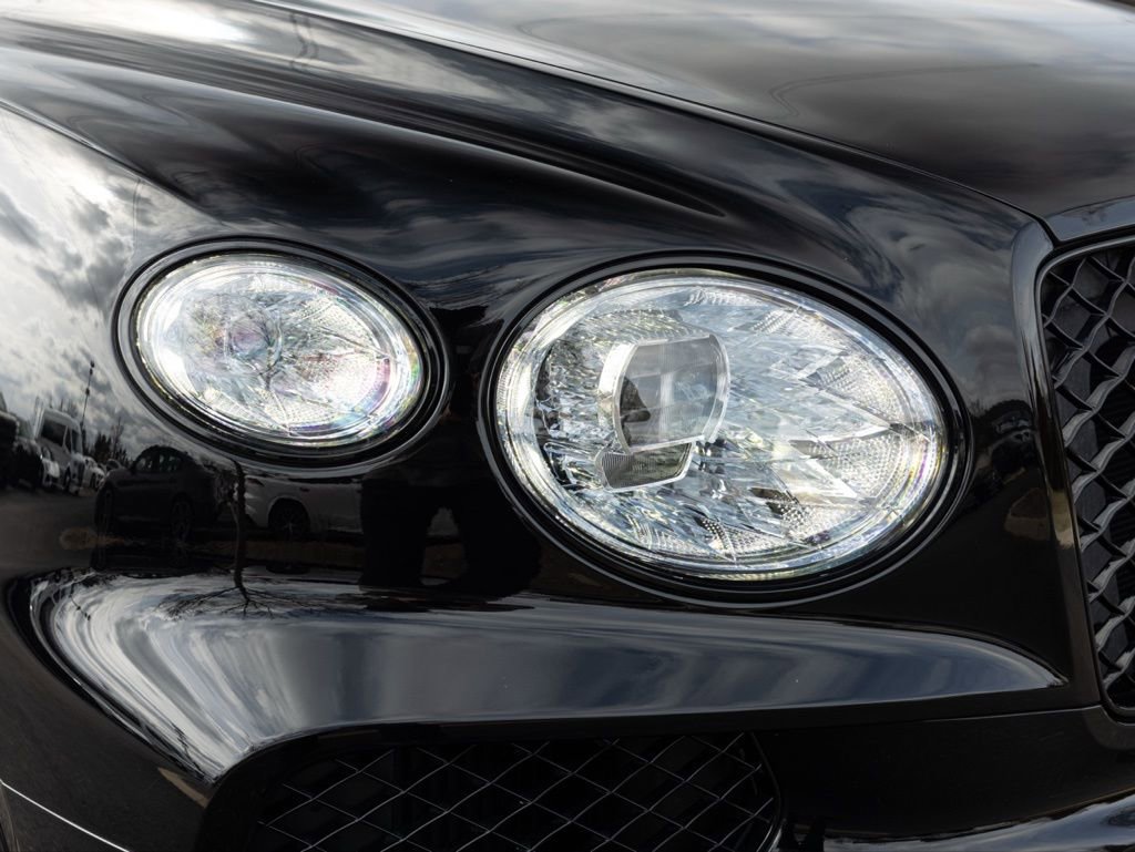 Used 2025 Bentley Bentayga V8 image 19