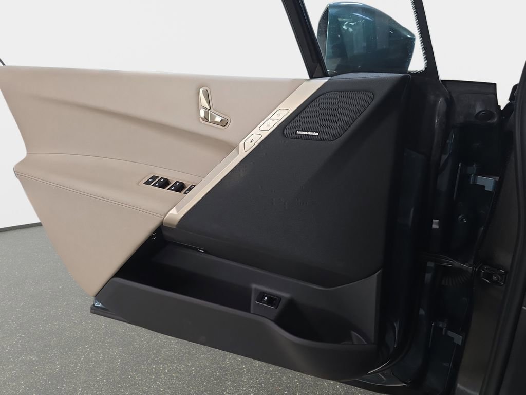 Used 2024 BMW iX xDrive50 image 27