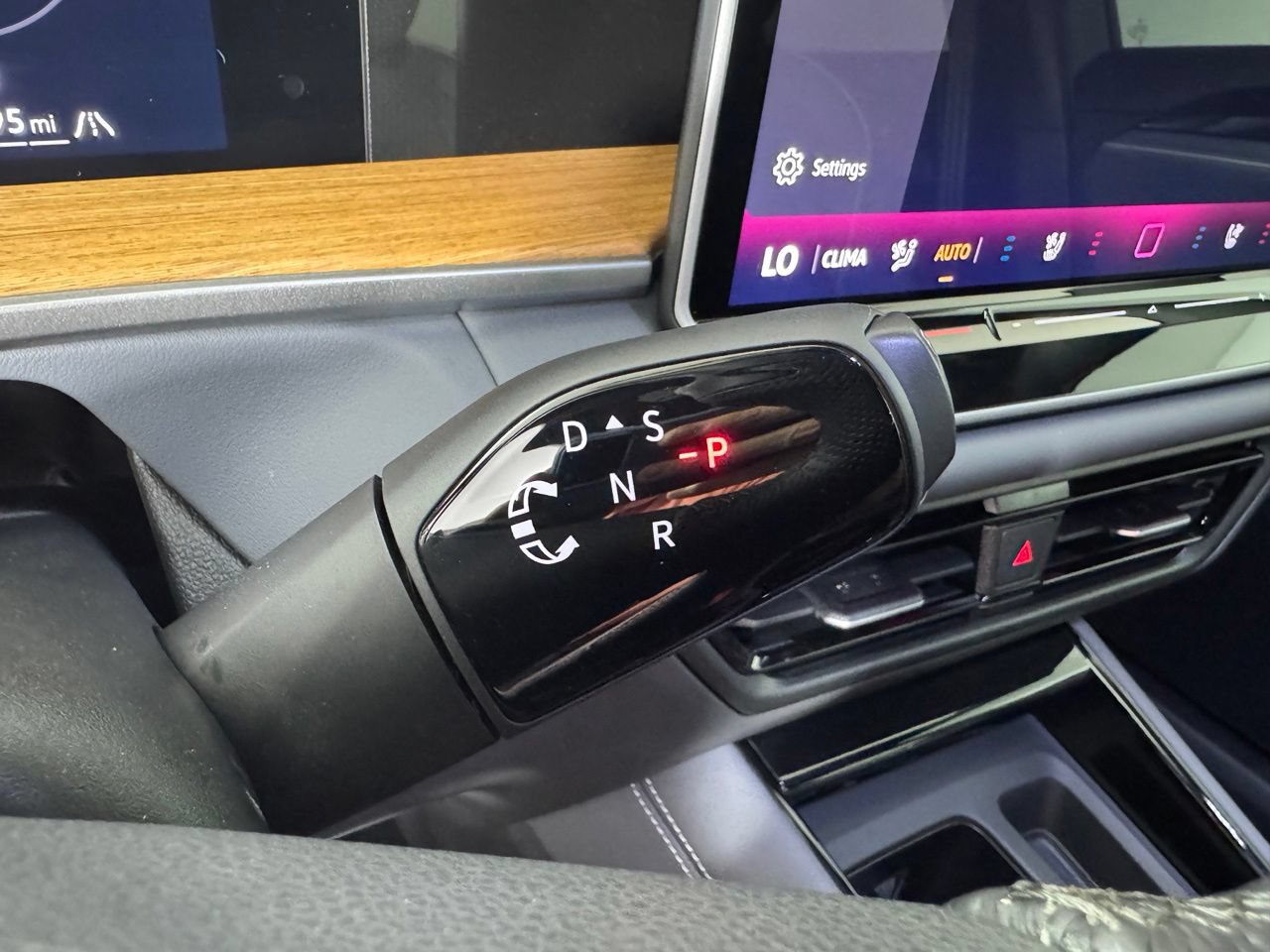 Used 2025 Volkswagen Tiguan SEL R-Line AWD/4WD image 27