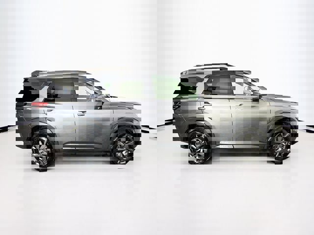 Certified 2025 Nissan Pathfinder SV image 4