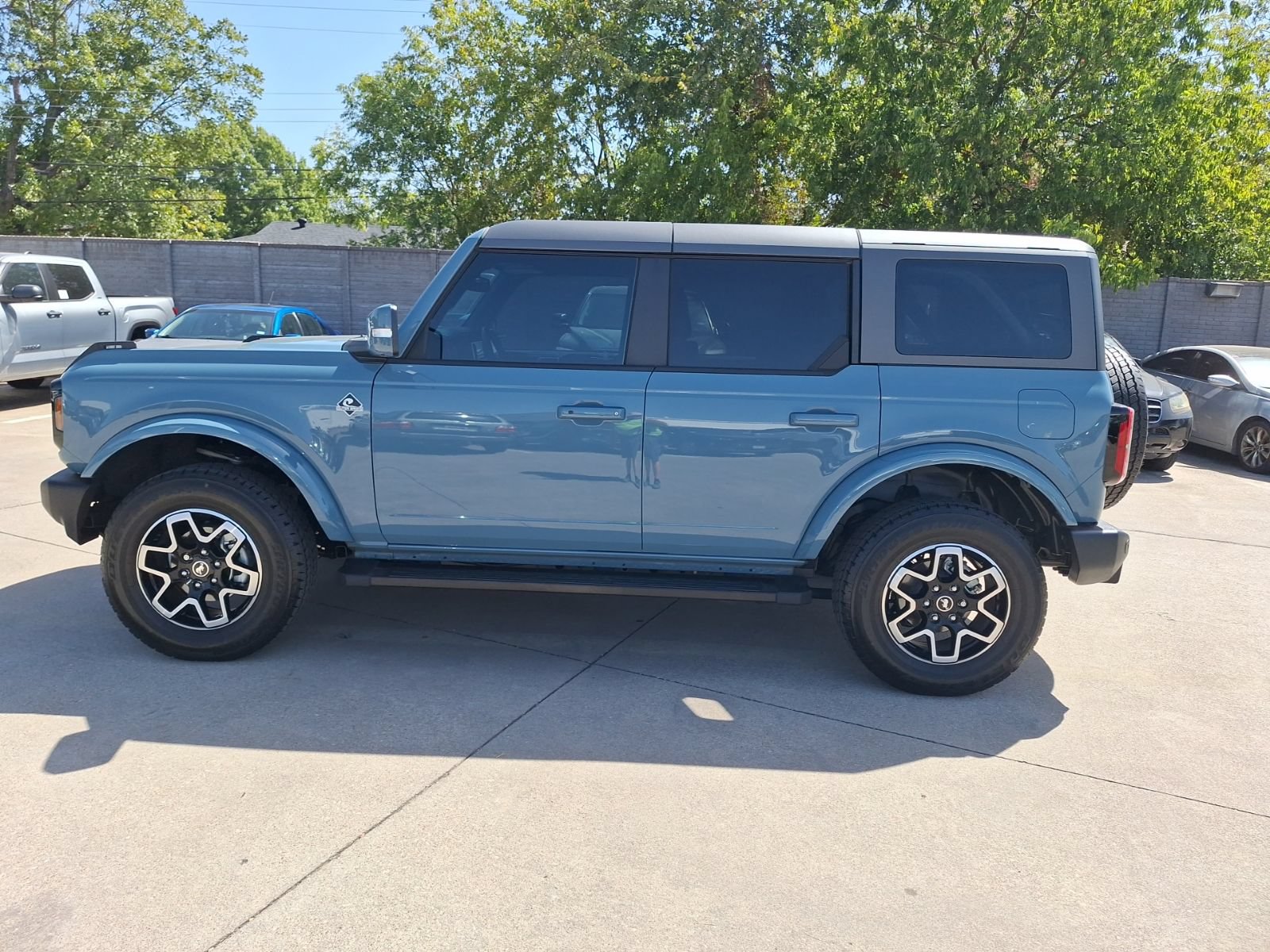 Used 2023 Ford Bronco Outer Banks AWD/4WD image 3